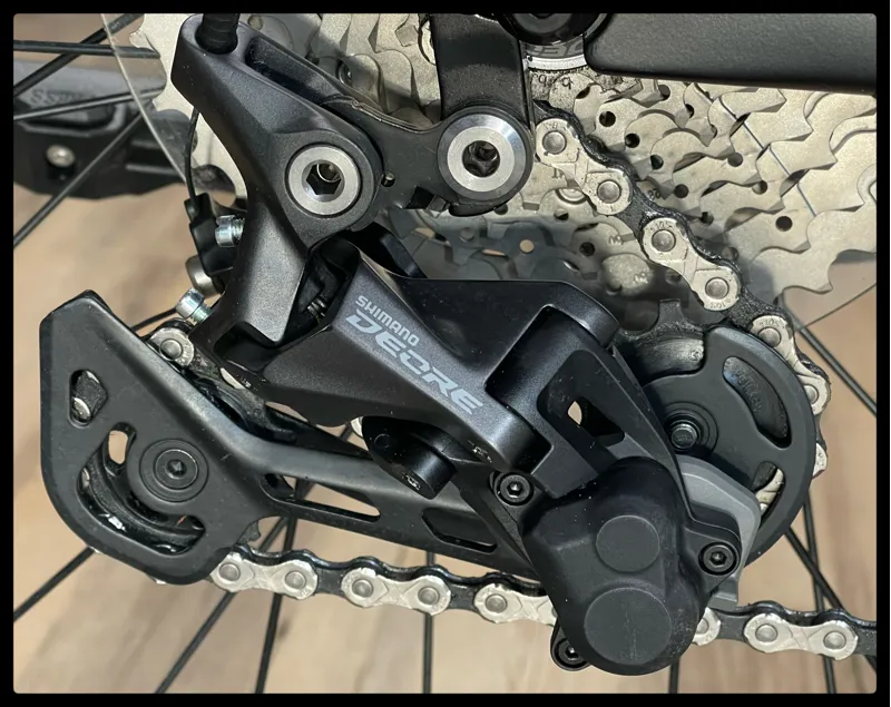 Giant Explore E+ 1 625 Electric Bike in Gunmetal Black-3